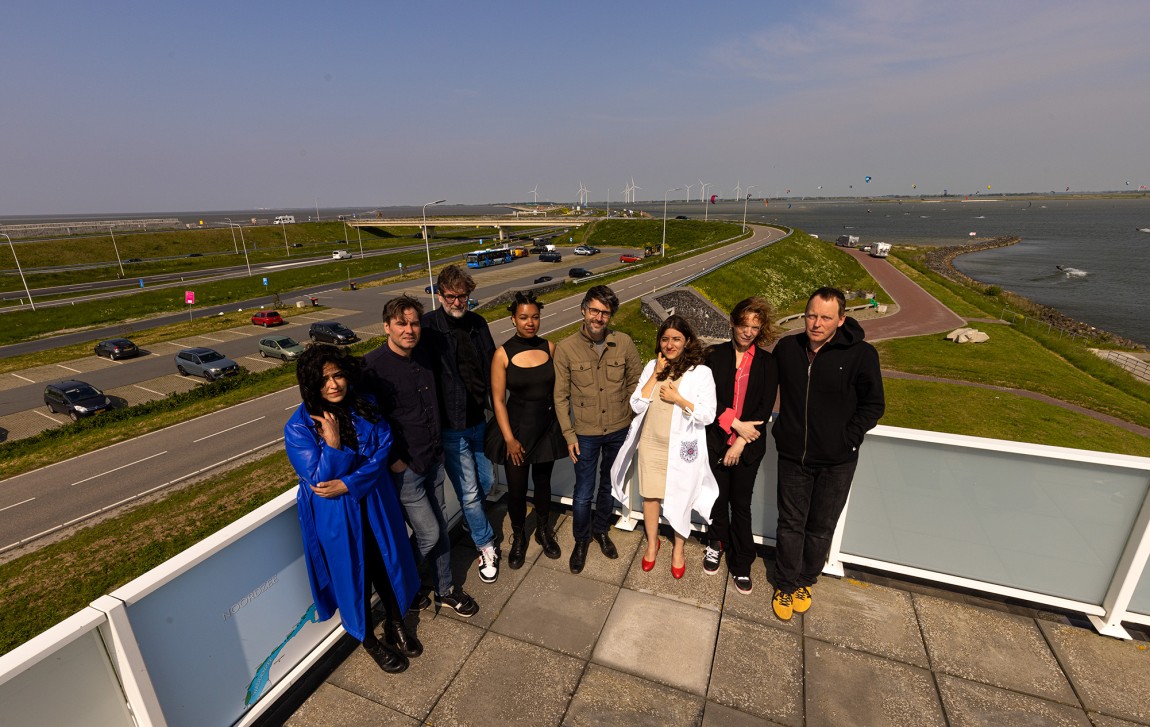 Acht van de twaalf deelnemers aan 'Baken Afsluitdijk'. Beeld: Aron Weidenaar