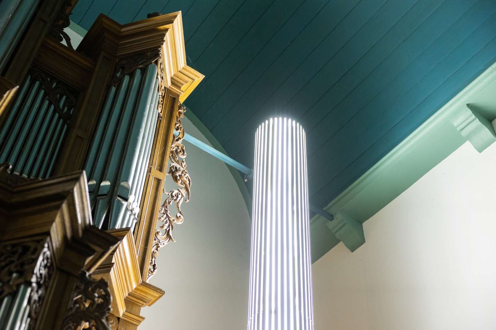 Detail van de lichtinstallatie van Peter Vink voor Baken het Ziltepad in de kerk in Usquert